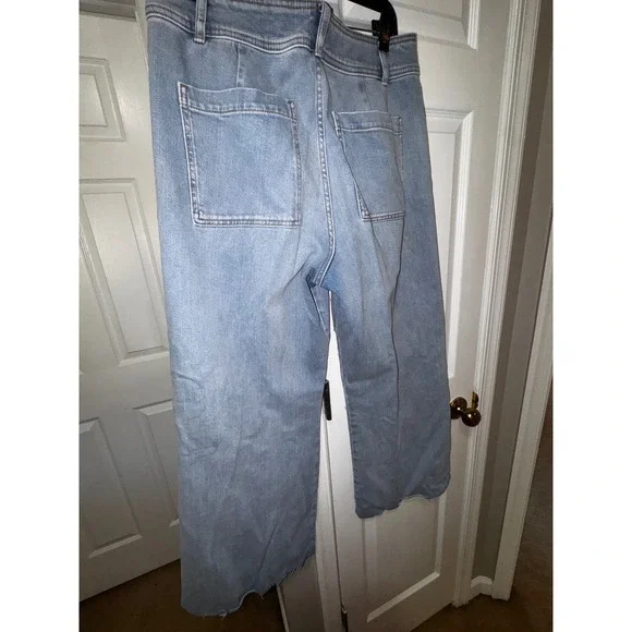 Antonio Melani Pearl Embellished Wide Leg Jeans Light Wash Blue Frayed Hem 12 - Picture 8 of 9